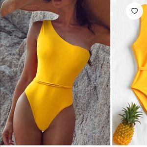 One piece one shoulder yellow swimsuit